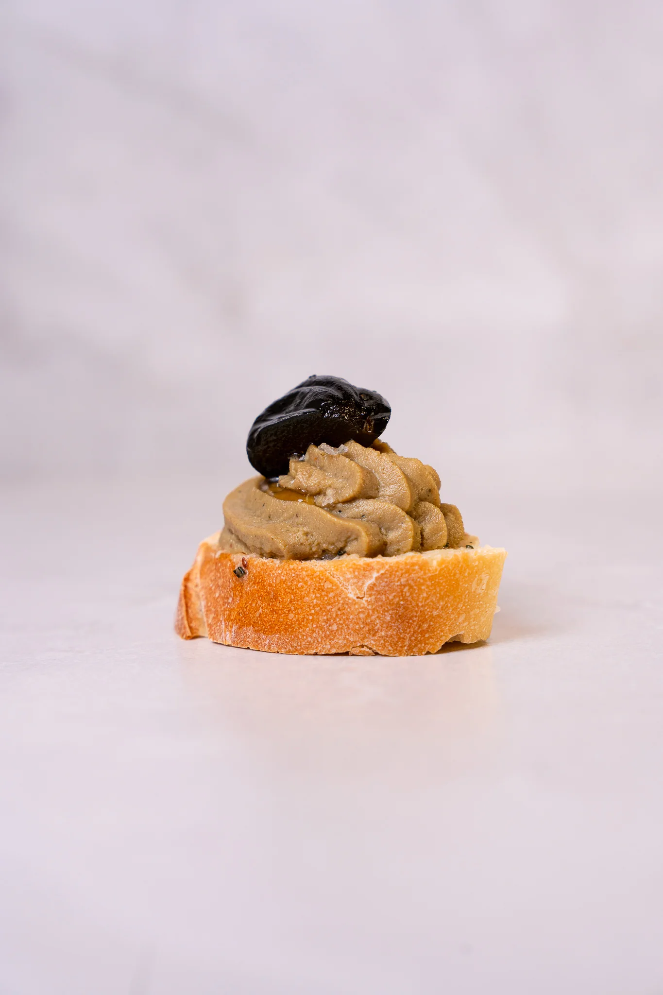 Брускета с пастет от гъши дроб и зелена смокиня приготвена от just grEAT и еМ Ди Кей кичън