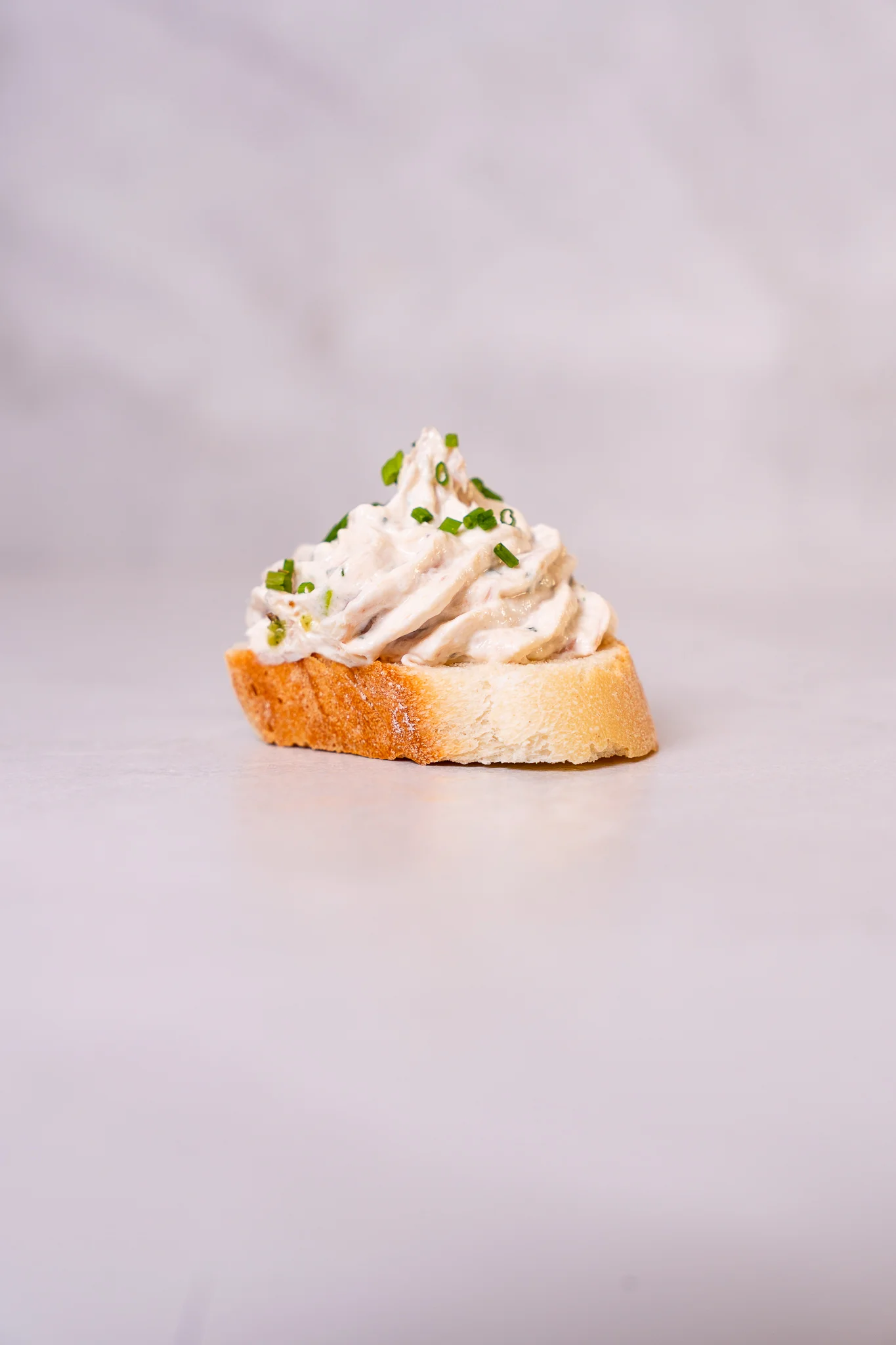 Брускета с риба тон, филаделфия и див лук - неописуем и незабравим вкус, който ще искаш да повториш.