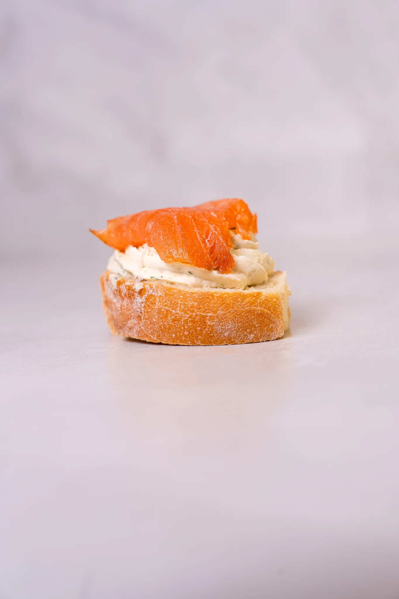 Брускета с мус от крема сирене и пушена сьомга