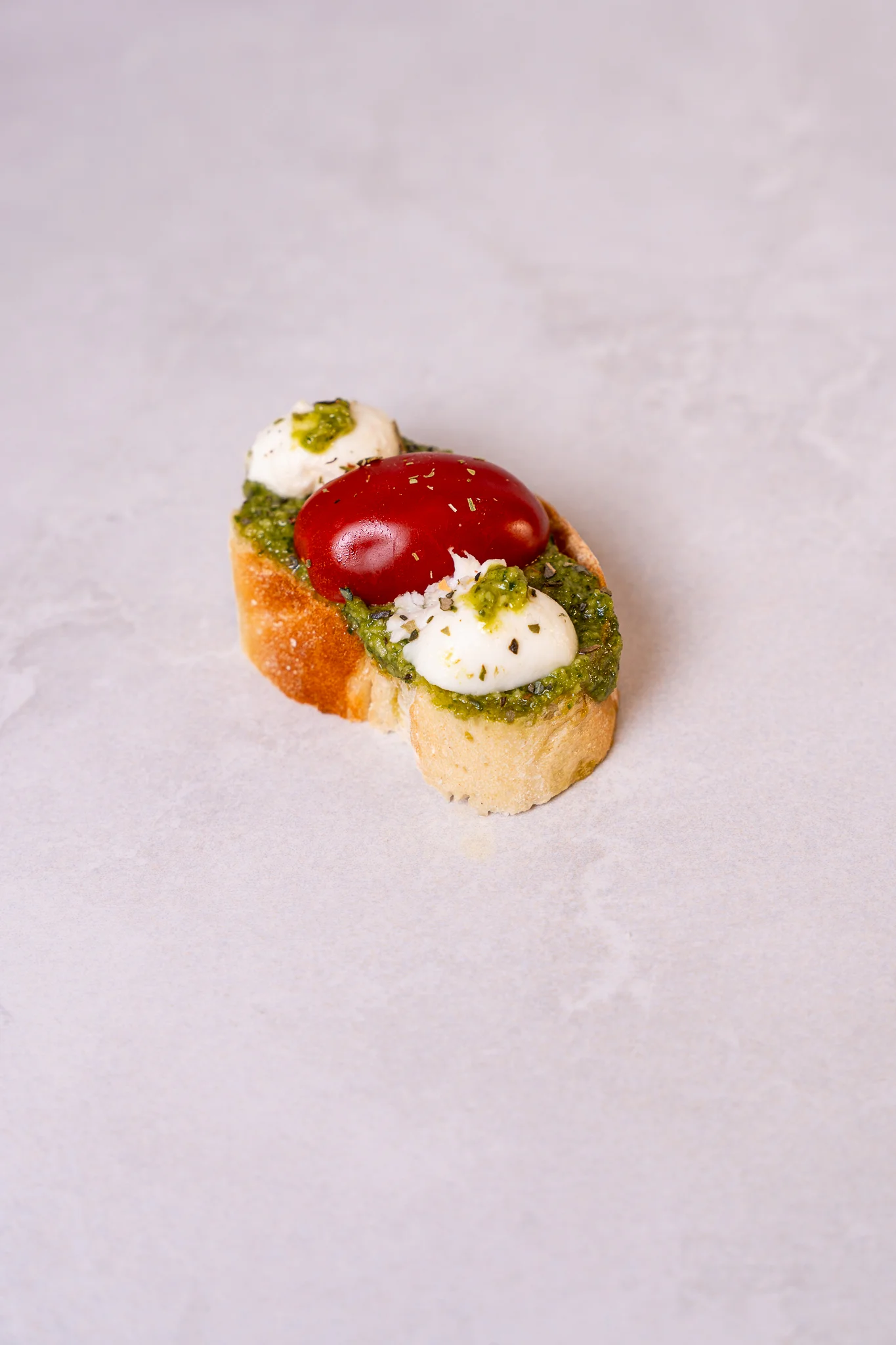 Брускета с песто, чери домат и бейби моцарела