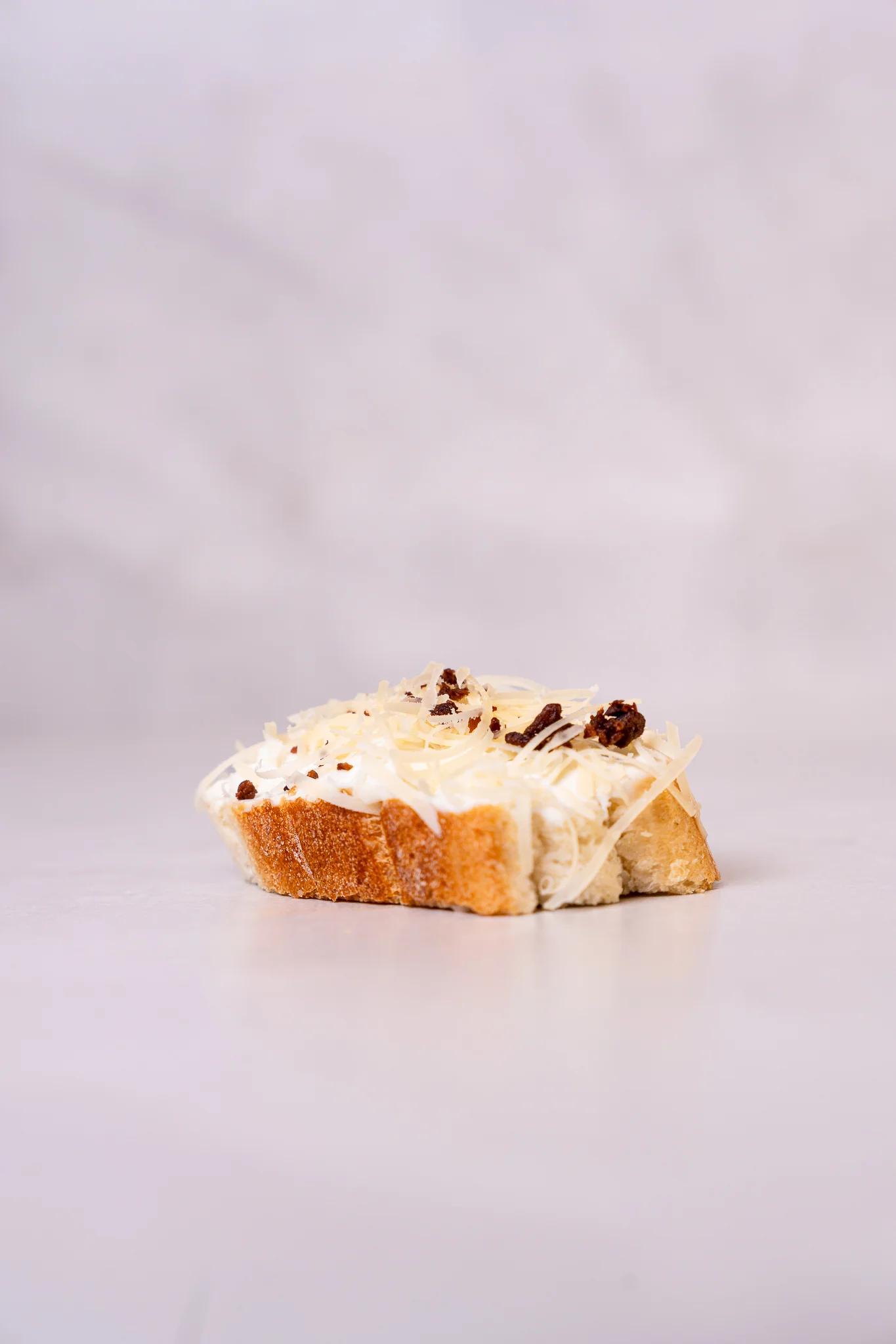 Брускета с мус от сирена с трохи от сушени маслини