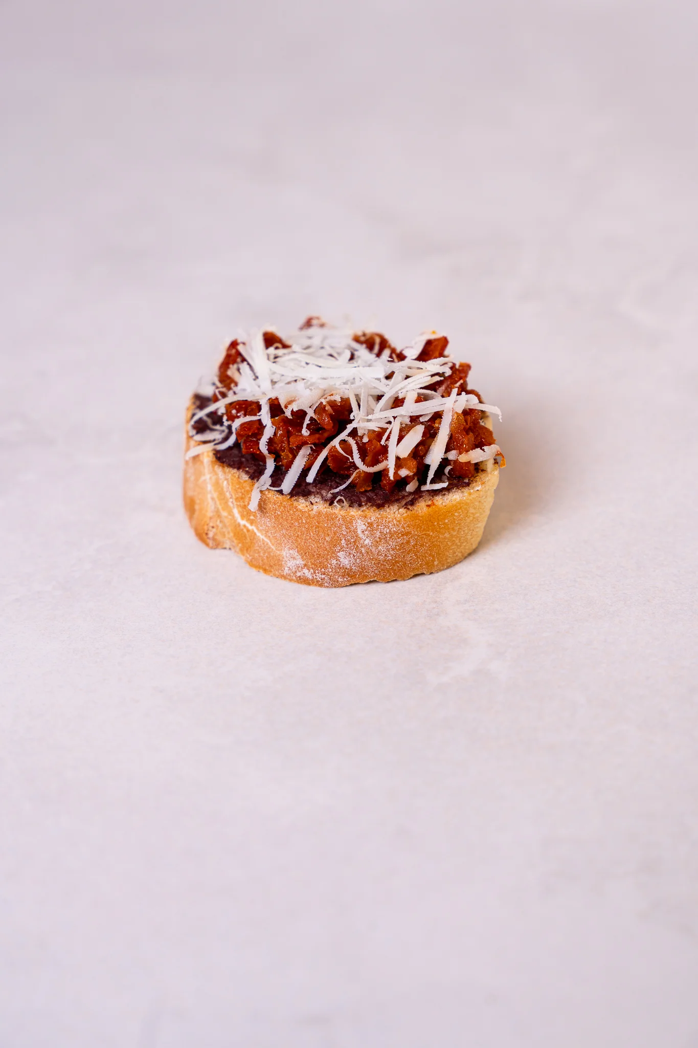 Брускета с маслинова паста, сушен домат и пекорино