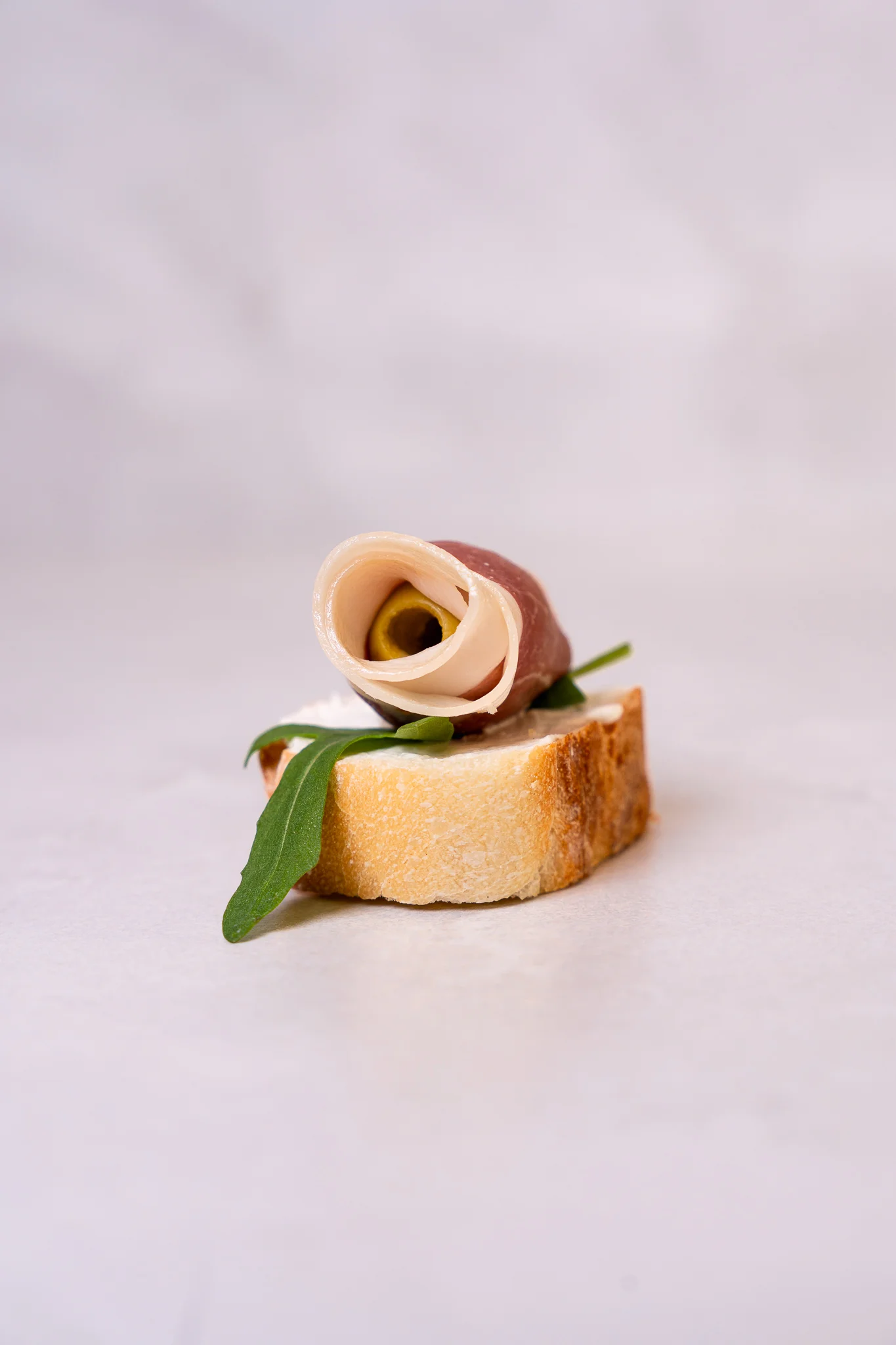 Брускета с хамон, зелена маслина, и масло с пресни билки