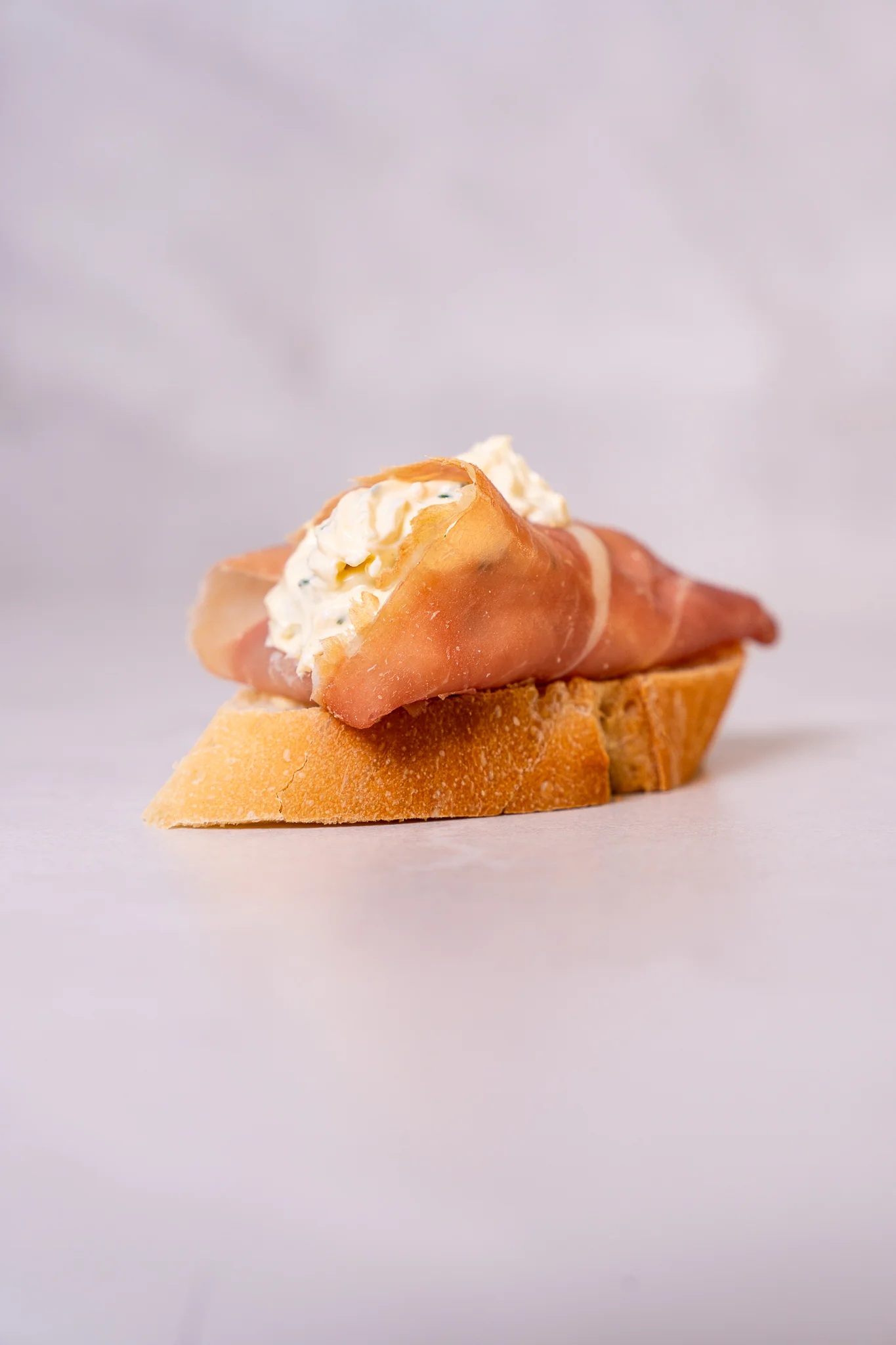 Брускета с прошуто крудо и яйчен мус - наслада в хапка за всеки момент.