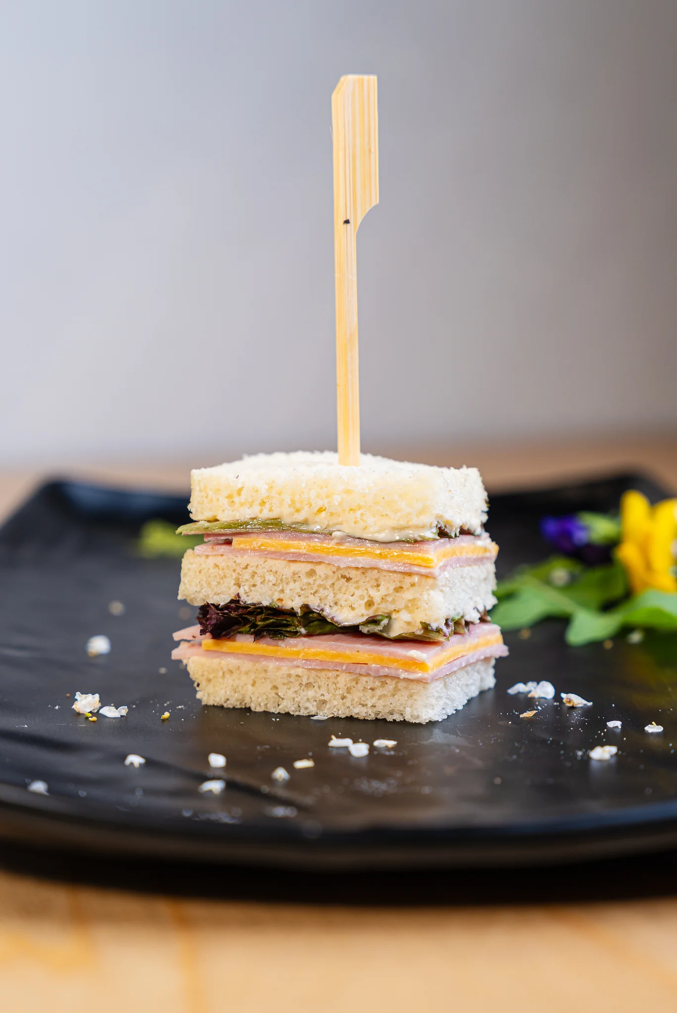 Свеж малък сандвич на шишче с Прошуто кото