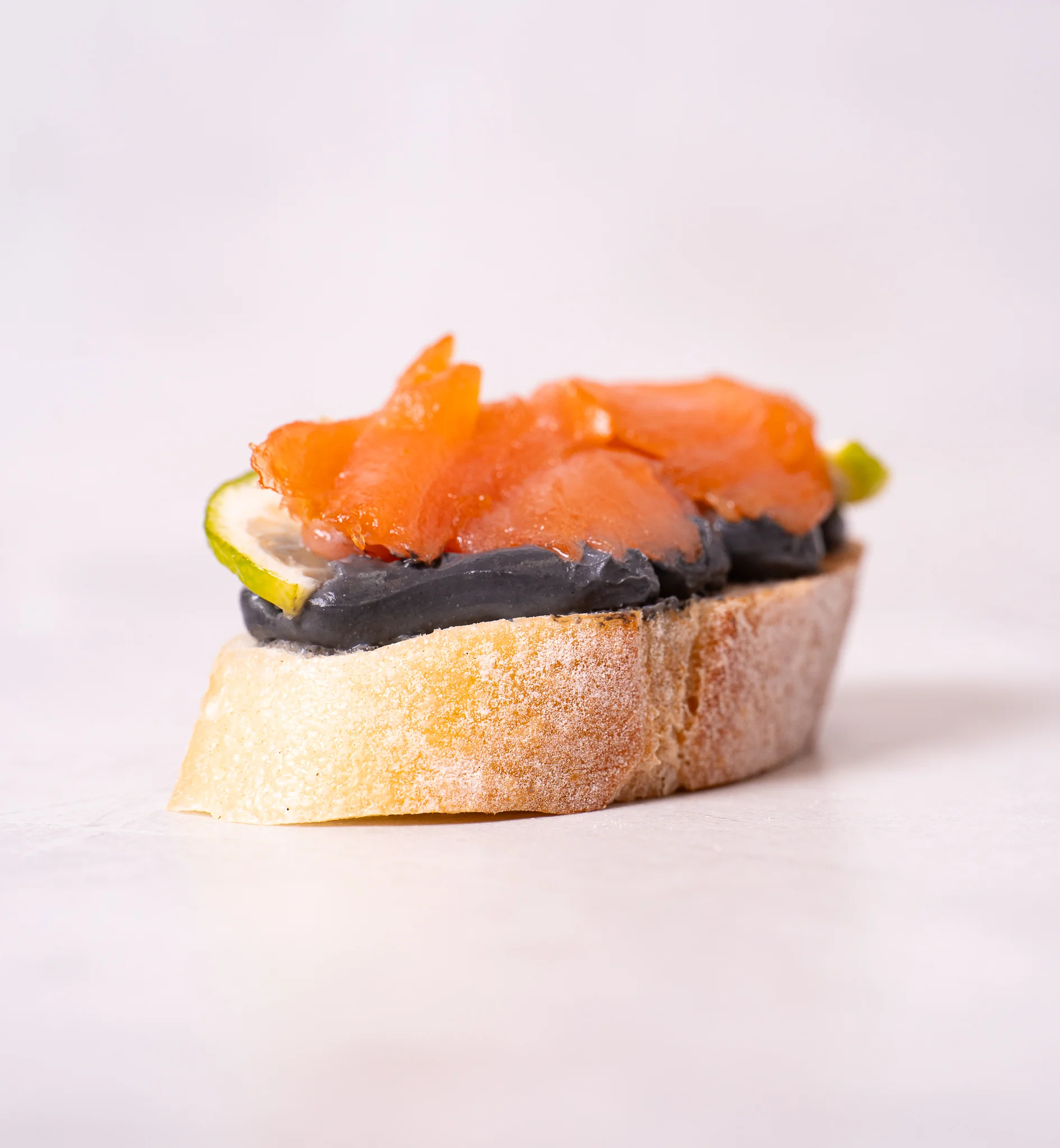 Брускета със сьомга и мастило от сепия