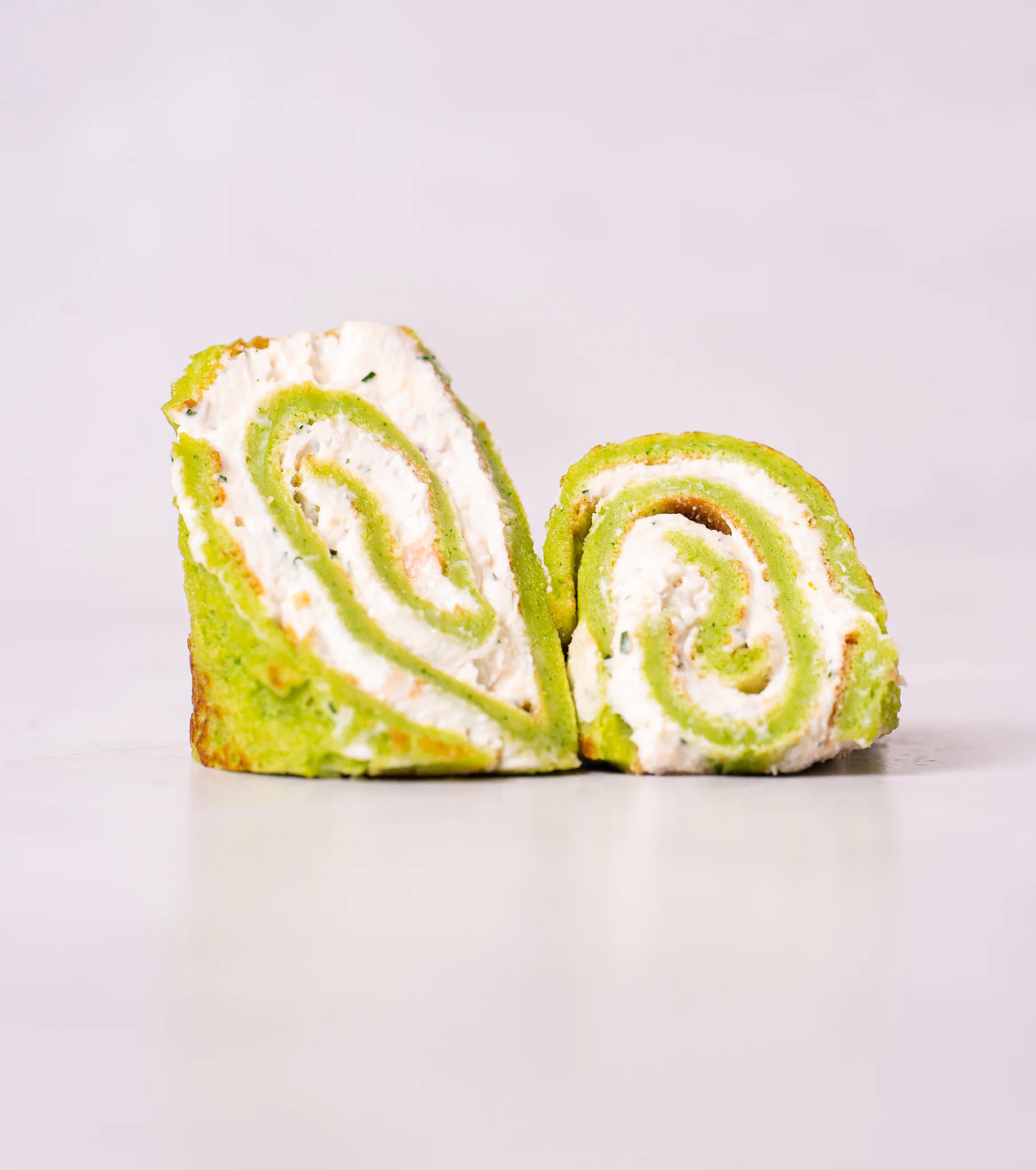 Руло от спаначена палачинка с мус от сирена и пушена сьомга.