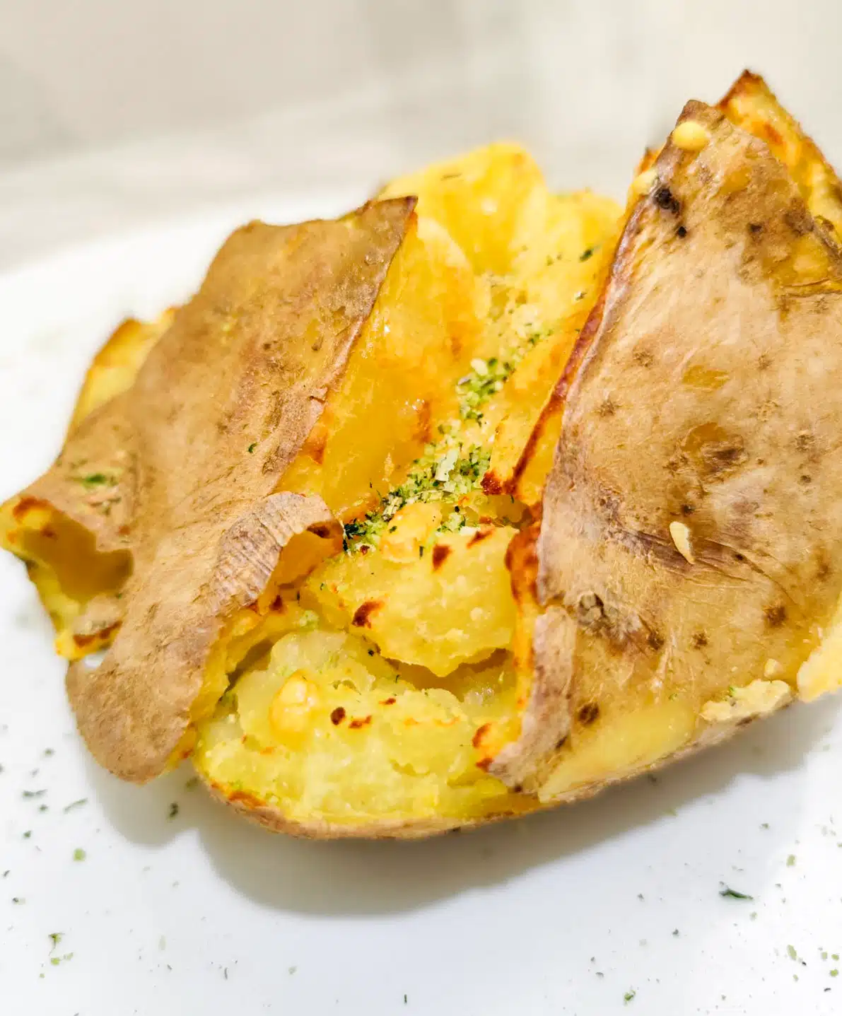 Печен картоф с билково масло и пармезан