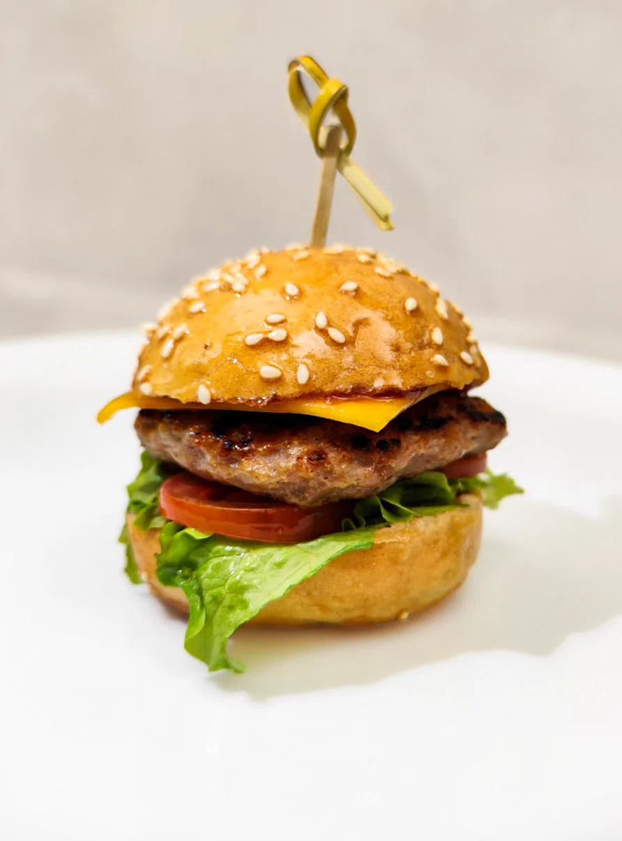 Малък чиийзбургер - идеален избор за всяко едно събитие, което гостите ще запомнят.