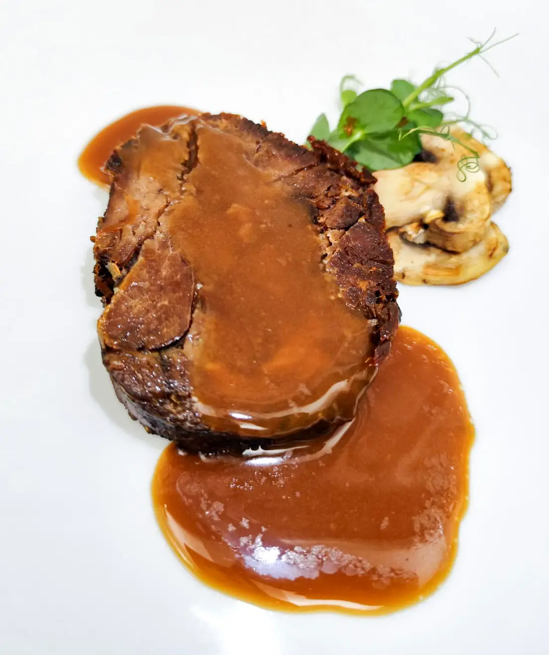 Бавно готвено телешко руло в печен сос