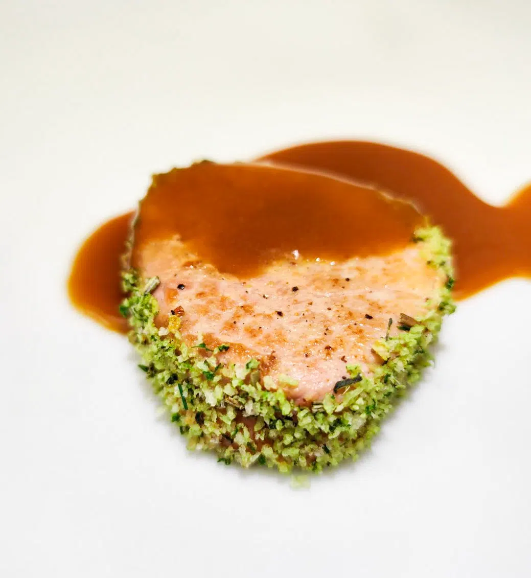 Свински стекчета с билкова коричка и грейви сос