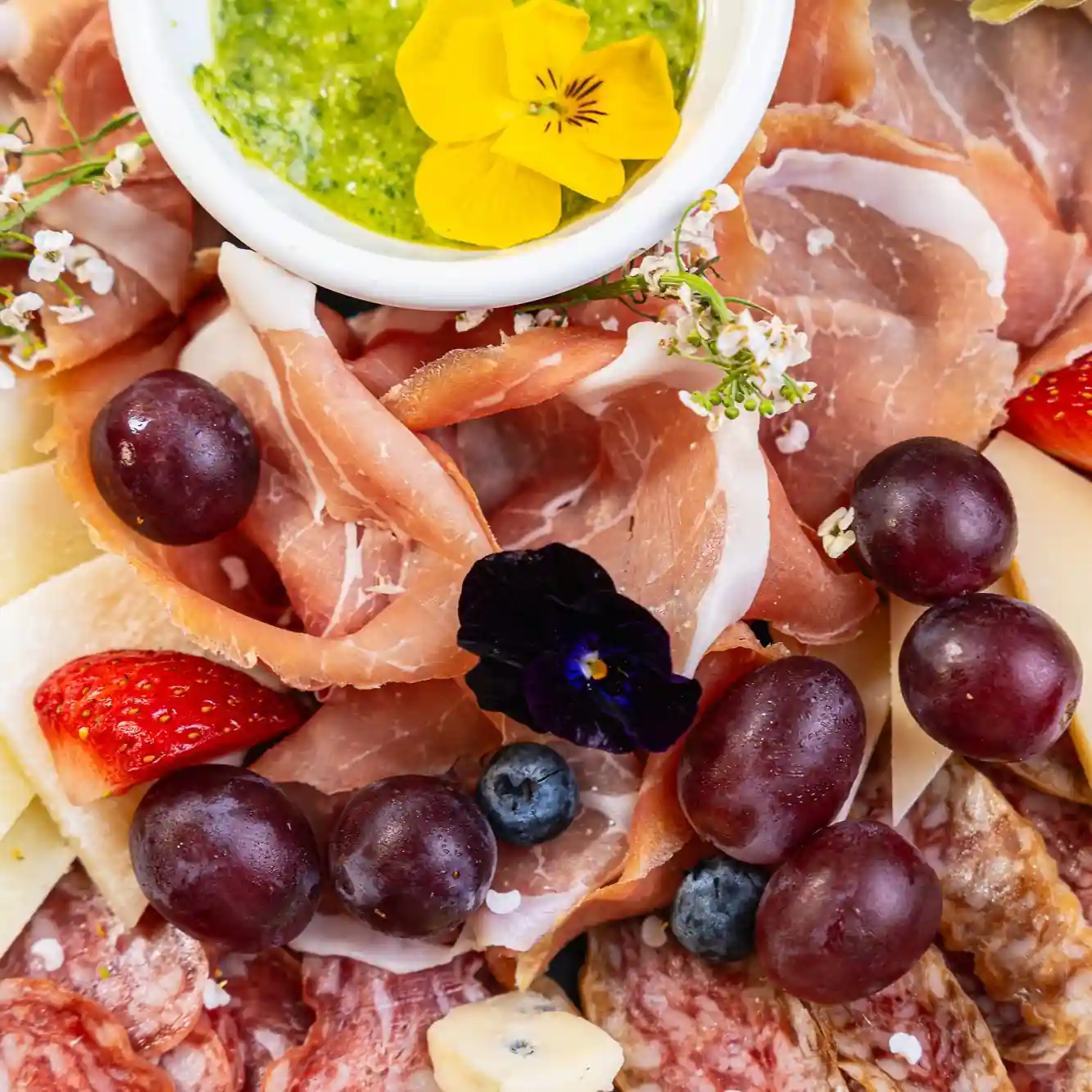 Плато с италиански колбаси и сирена