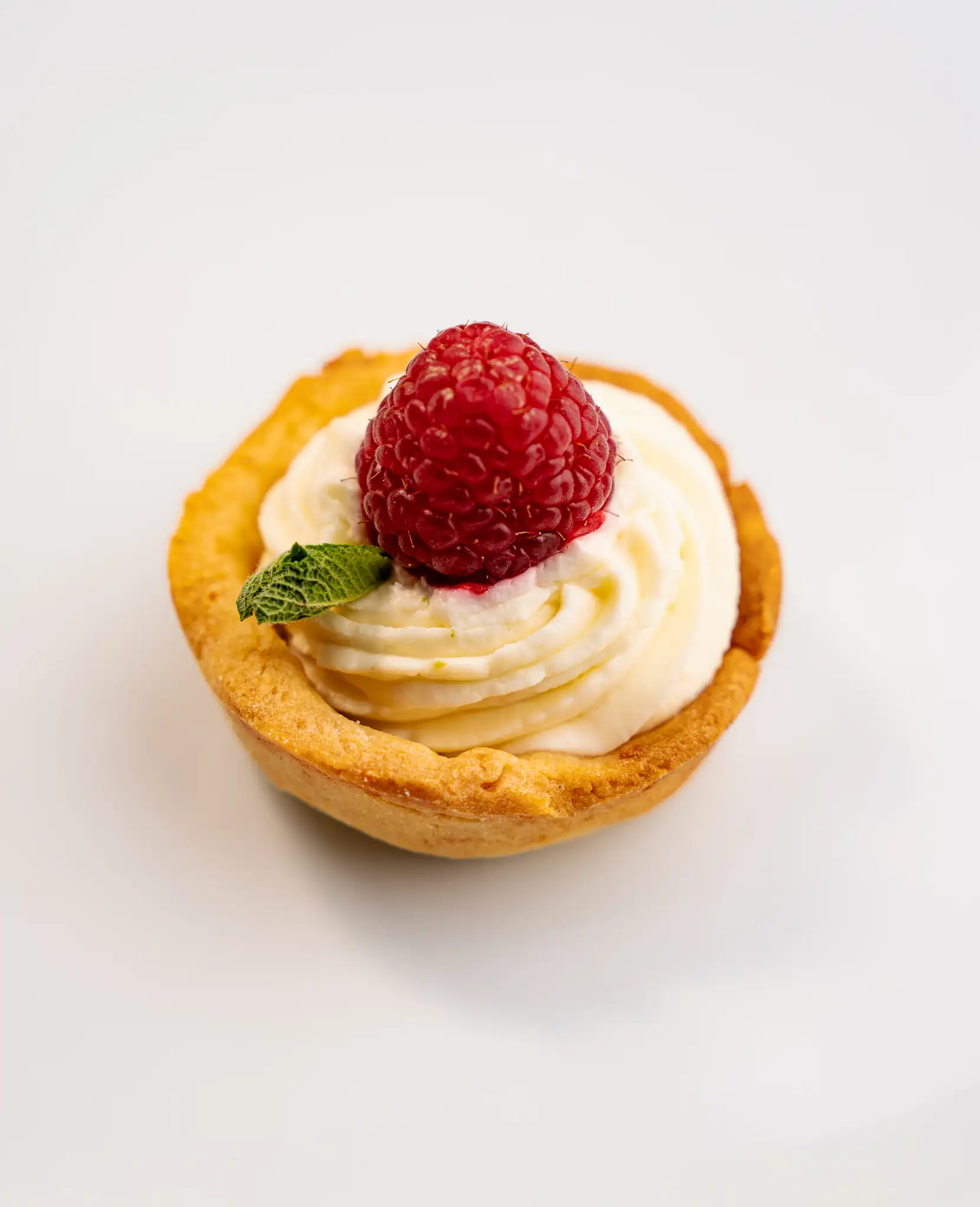 Мини тарт - сладкото изкушение от свежи пресни плодове, лайм и маскарпоне приготвени от just grEAT