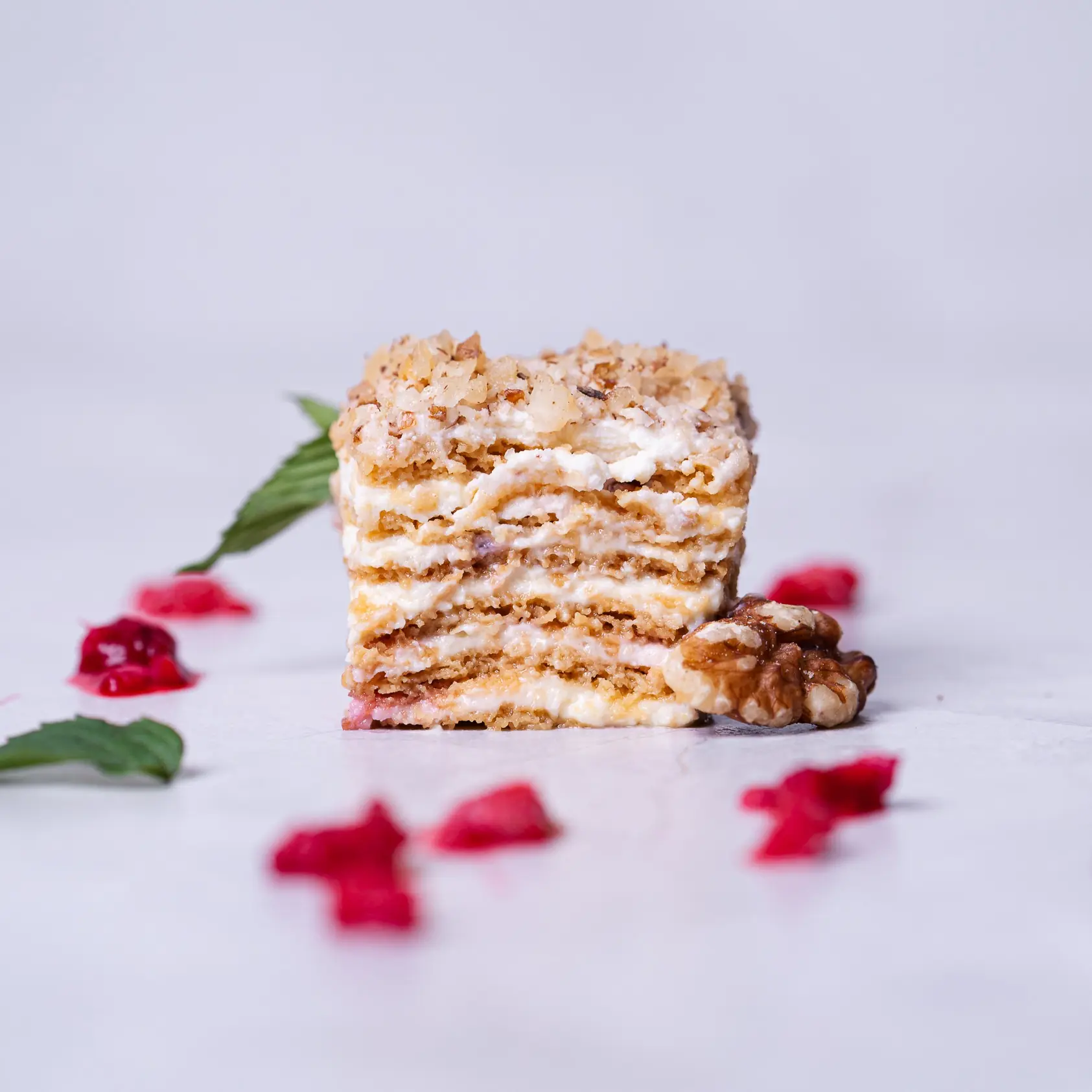 Френска селска торта в мини вариант, което е идеален избор за всеки един гост на вашето събитие